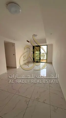 شقة غرفتين وصالة للإيجار السنوي في مويلح الجديدة الشارقة إطلالة مفتوحة 3 حمامات خزانات بالحائط مساحات واسعة موقع مميز قريب من الخدمات الدفع 4 أو 6 دفع