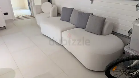 Curved Sofa with 4 cushions