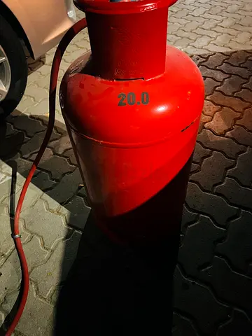 Gas cylinder with gas free delivery