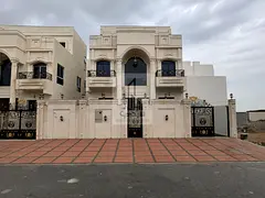 No fees, classic 6-bedroom villa ready to move in