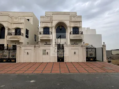 No fees, classic 6-bedroom villa ready to move in