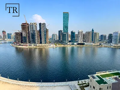 Direct Canal Views |Elegant Finishes| Open & Airy