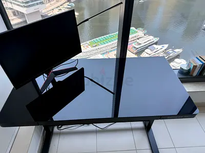 Electric height asjusted desk