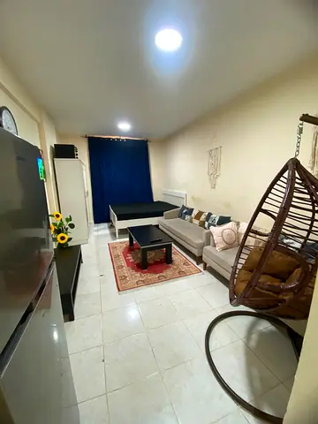 فرصة مميزة للسكن في ستوديو مفروش بالكامل للإيجار الشهري في موقع حيوي ومميز بمنطقة الراشدية 3 –