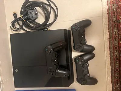 Sony PlayStation 4 PS4 + 3 Original Sony Controllers + 4 FIFA Games – Excellent Working Condition