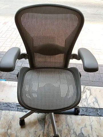 Herman Miller Aeron chair for selling.gray colour