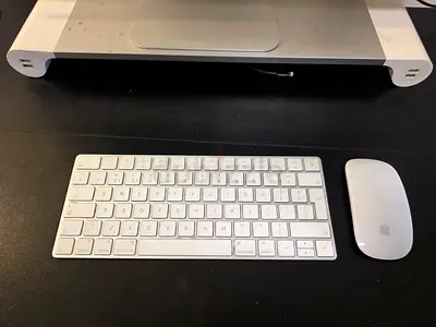 Apple iMac 21.5-inch All-in-One Desktop with Wireless Keyboard & Magic Mouse