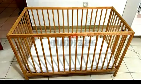Wooden Baby Crib / Cot in Good Condition with Mattress