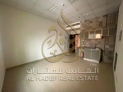 استوديو للايجار السنوى - منطقة البوطينة - قريب من جميع الخدمات - اول ساكن - باركن فرى - بناية عوائل فقط - تكييف وغاز مركزى - صيانة مجانية