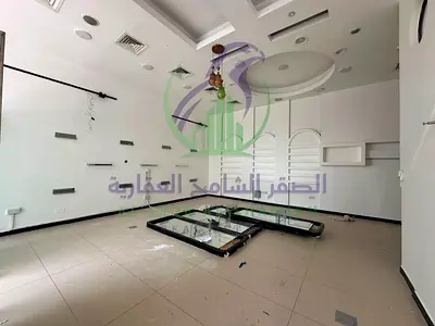 محل تجاري بالتعاون مساحة 785 قدم واجهة مباشرة على شارع عام مع ديكورات جاهزة سعر مميز جدًا ودفعات 4 أو 6 شيكات