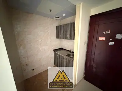 استوديو واسع بالنعيمية 3، مطبخ منفصل وتكييف مركزي، صيانة مجانية، قريب من الشارقة ومخرج محمد بن زايد، 19,009 درهم، 4 دفعات.
