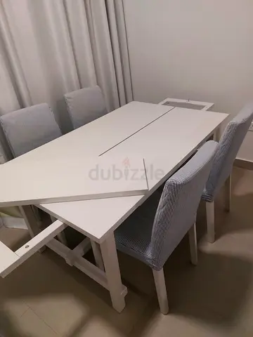 White Extendable Dining Table with 4 Chairs - very Good Condition
