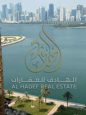 شقة 3 غرف وصالة مع غرفة خادمة للإيجار السنوي في المجاز 3، الشارقة – جيم ومسبح مجاني – صيانة مجانية – تكييف على المالك – دفعات مرنة
