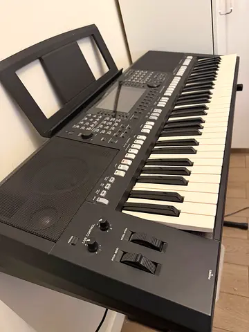 Yamaha Professional 61-key Keyboard Workstation PSR S775 with Built-in Speakers and stand