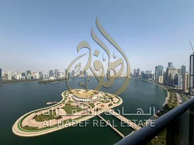 شقة 3 غرف وصالة مع غرفة خادمة للإيجار السنوي في المجاز 3 – صف أول على الكورنيش – إطلالة كاملة على مسرح المجاز – غرفة ماستر – خزائن بالحائط – تاور عائل