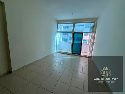 غرفة ماستر صالة كبيرة جيم مسبح حديقة مسجد باركن خاص خزائن حائط مطبخ امريكي 2 حمام تشطيب راقي بلكونة اطلالة بحرية تسهيلات بالدفع قريب لمخرج دبي الشارقة