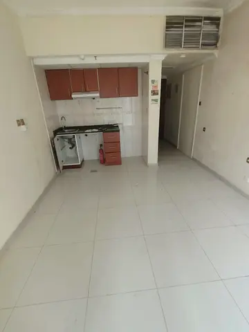 ✨ فرصة ممتازة للسكن المريح والعصري في قلب التعاون! ✨ استديو واسع وأنيق يتميز بتصميم مريح مع بلكونة توفر إضاءة طبيعية وتهوية ممتازة. يقع في موقع حيوي