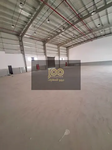 3 مستودعات متجاورة للإيجار السنوي في أم الثعوب – أم القيوين | 8,000 قدم² لكل مستودع | كهرباء 100 كيلوواط | 360,000 درهم