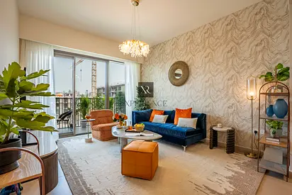 FULLY FURNISHED | MODERN | UPGRADED | TOP FLOOR