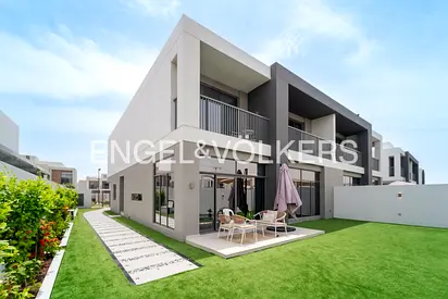 Beachfront 5BR Luxury | Furnished l Vacant