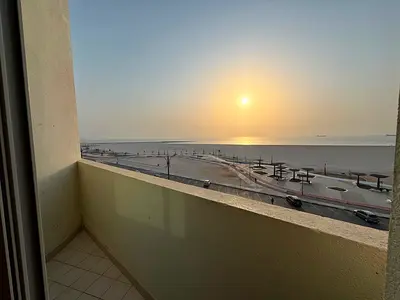 غرفتين وصاله علي الكورنيش مباشره _ بلكونه باطلاله علي الكورنيش واسعه _ تشطيب ممتاز ومضيئه بالكامل _قريبه من كل الخدمات _ صيانه علي المالك