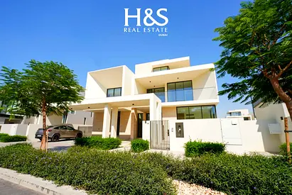 5 beds villa + basement and roof lounge Water view