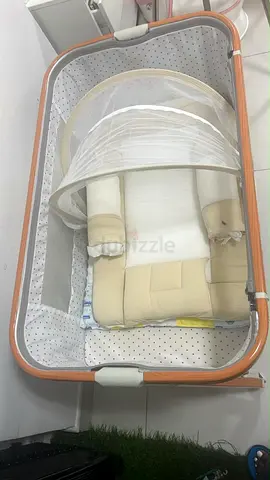 Portable baby bassinet/crib with mosquito net