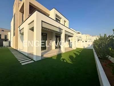 Backing Central Park | Spacious | Corner Unit