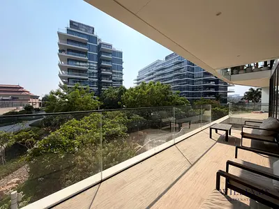 Available Now | Corner unit | Furnished