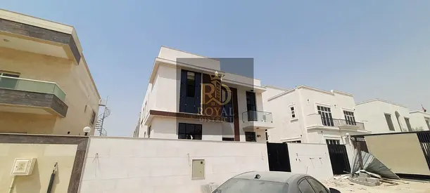 للبيع فيلا راقية 5غرف ماستر +مجلس و 2 صالة +غرفة خادمة || مطبخ كبير داخلى +مطبخ خارجى +غرفة غسيل || تشطيبات عالية الجودة || تملك حر بالحوشى.