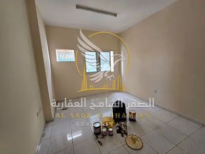 شقة غرفة وصالة بالبوطينة للايجار السنوي مساحة واسعة وسعر مميز وتشطيبات نضيفة في بناية عائلي ومنطقة حيوية وجاهزة للسكن