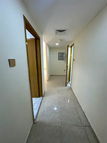 🏡 للبيع شقة غرفتين وصالة في المجاز 2 – الشارقة ✨ فرصة مميزة للسكن أو الاستثمار بالقرب من البحيرة، شقة بحالة فنية ممتازة وتشطيب كامل، شاغرة وجاهزة لل