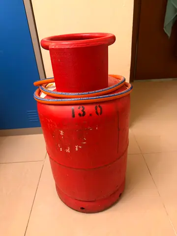 13 kg Red LPG Gas Cylinder with Hose (Used)