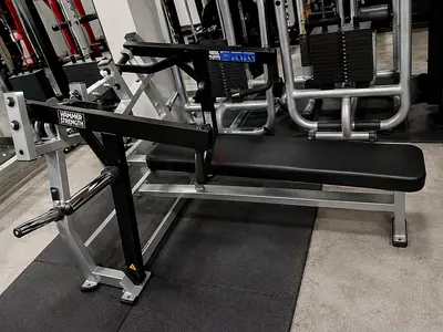 HAMMER STRENGTH
ISO-LATERAL HORIZONTAL BENCH PRESS - AED 7000