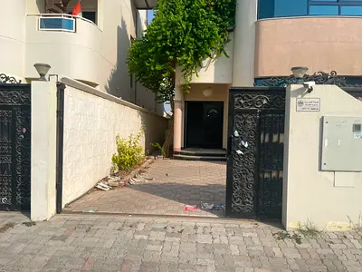 فيلا مميزة ومفروشة بالكامل،4 غرف للإيجار السنوي في الرفاعة – الشارقة-3 غرف ماستر-حوش-مجلس غرفة ماستر مع خزائن-تكييف سبيليت
