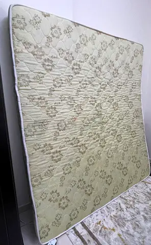 Used double -Sided Quilted Mattress - like new low usage king size 180*200
