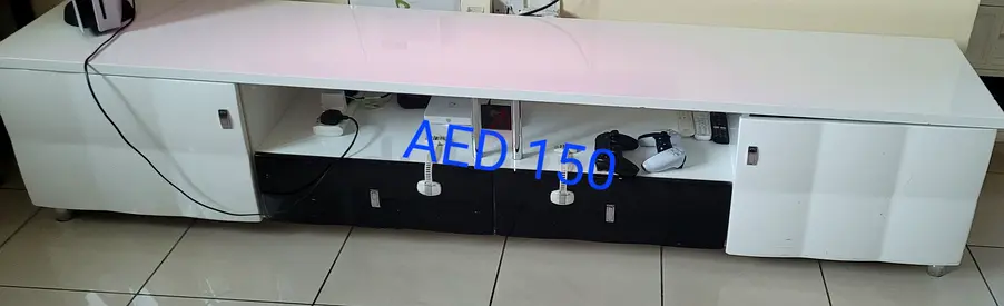 Low white TV entertainment unit / media console - long, good condition,measuring 220*85 cm