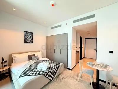 Master room with attached bath near emirates towers metro