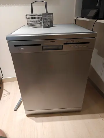 Silver Sharp freestanding dishwasher - good working condition