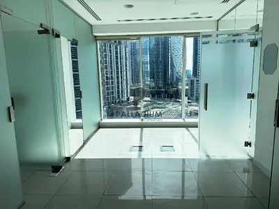 Spacious/Bright/Fitted with partition/Near To Metro