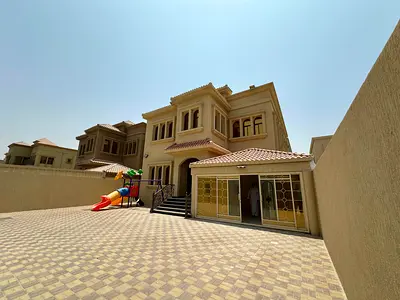 فيلا للايجار في امارة عجمان في منطقة المويهات قريبه من هايبر ماركت نستو التله وقريبه الي المخرج الي شارع الشيخ محمد بن زايد