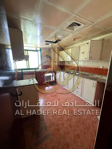 🏡 شقة مميزة للإيجار السنوي في منطقة التعاون بالشارقة، تتمتع بمساحات واسعة وتصميم عملي يناسب العائلات، مع عدد كبير من المميزات التي توفر الراحة والخصو