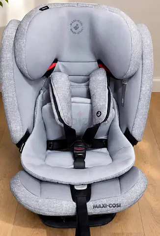 Maxicosi Titan pro car seat with isofix base