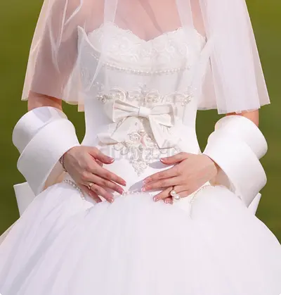 White bridal wedding dress with bow and veil, size 34-36 - famous designer made this dress