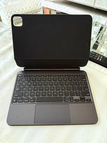 iPad Pro M4 11 inch Magic Keyboard