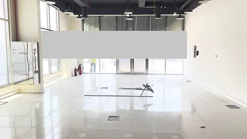 صالة عرض مُبرّدة للإيجار - تطل على الطريق الرئيسي للمطار - مناسبة لأي نشاط تجاري