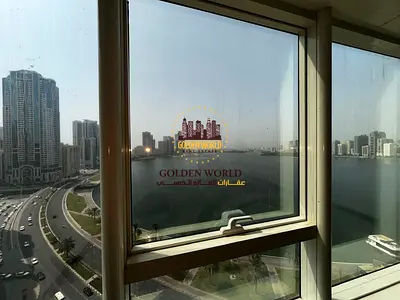 للإيجار في المجاز 2: 3 غرف وصالة، 3 ماستر و4 حمامات، إطلالة بحرية مفتوحة، نوافذ بانوراما، خزائن حائط، غرفة غسيل، تكييف وباركنغ مجاني.
