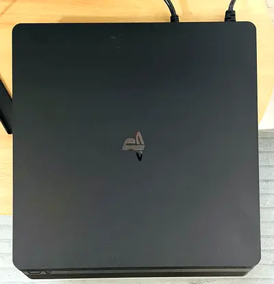 Sony PS4 Slim 500GB + 2 DualShock 4 Controllers