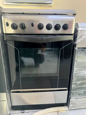 Indesit freestanding gas cooker with oven - good working condition