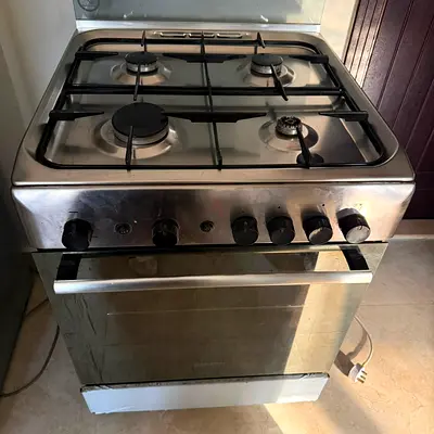 Free standing 4 burner gas cooker with oven